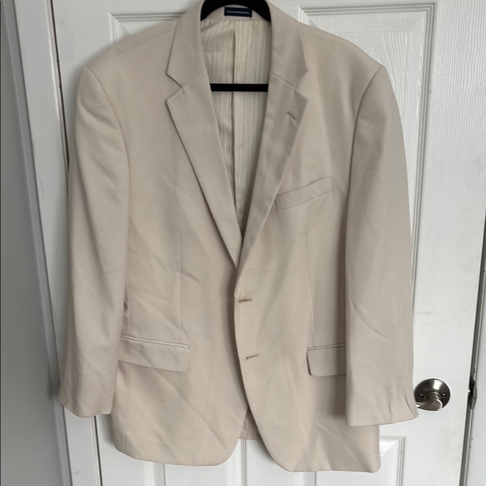 Cream Sport Coat with Notched Lapels and Textured Fabric